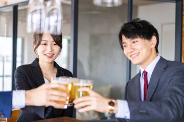 ビールで乾杯をするビジネスパーソン
