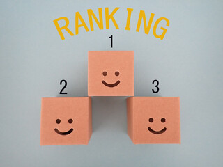 ランキングの単語と123の数字、ニコニコ笑顔