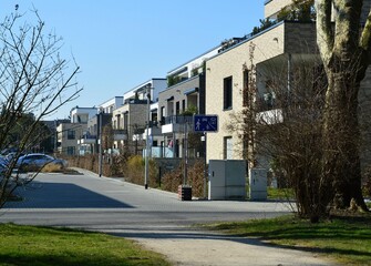 ein Straße mit modernen Häusern