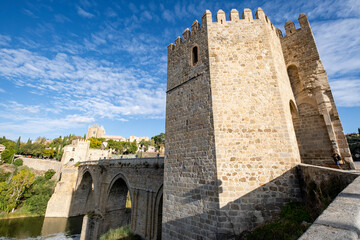 Obraz premium puente de San Martín, puente medieval sobre el río Tajo, Toledo, Castilla-La Mancha, Spain