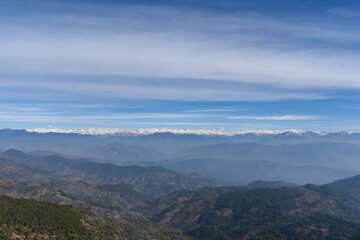 Obraz premium Himachal himalayan range explore. From Indrasan peak on left to pin valley peaks on right. Picture taken from Naina devi temple rewalsar on clear weather day