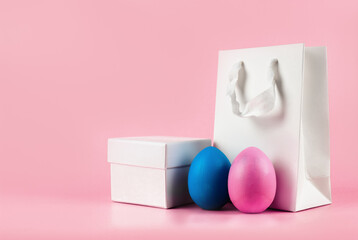 Banner on a pink background. The concept of online shopping for Easter, purchases and sale for the holiday. Gift bag Easter eggs, home delivery. 