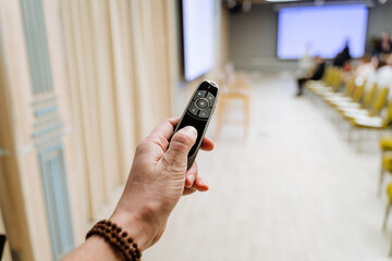Press the button with your finger in the background of the auditorium. Clicker to enable the...