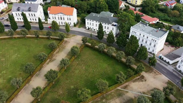 Drohnenvideo &uuml;ber der Ostseeinsel R&uuml;gen in Putbus 