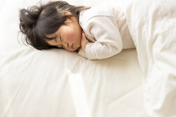 布団で昼寝している赤ちゃん（1歳8か月、日本人、女の子）