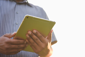 Obraz premium Businessman's hand using a tablet to check information