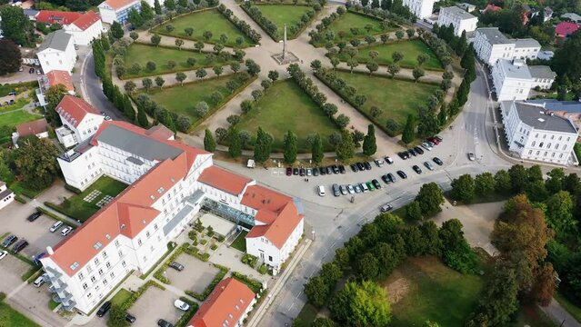 Drohnenvideo &uuml;ber der Ostseeinsel R&uuml;gen in Putbus 