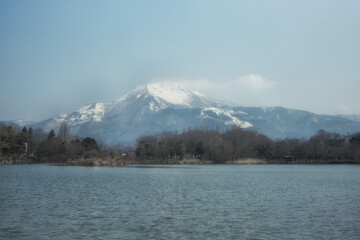 滋賀県米原市にある三島池と雪化粧した伊吹山が見える風景