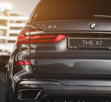rear view of BMW X7
