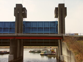 江戸川松戸水門の裏側から見た休日の浚渫工事現場風景