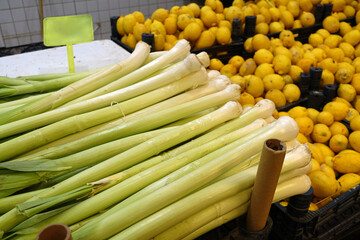leeks stacked in the greengrocer aisle, leeks ready for sale in the greengrocer,