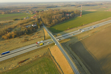 Autostradowy węzeł komunikacyjny widziany z dużej wysokości, zdjęcie z drona. © boguslavus