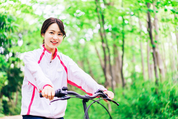 自然の中でサイクリングを楽しむ若い女性