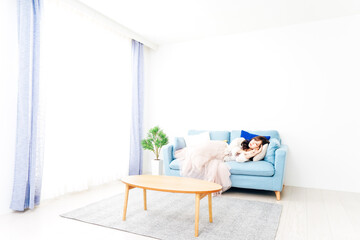 ソファーで仮眠を取る若い女性