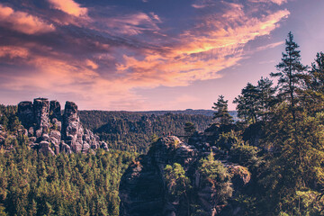 Wunderschöne Panorama Landschaften in Bad Schandau, dem Kurort in der Sächsischen Schweiz. Aufgenommen im Hochsommer in freier Natur am Nationalpark zwischen Felsen und Sandsteinen.  - obrazy, fototapety, plakaty