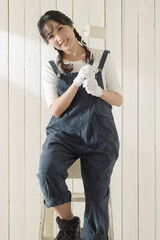 ペンキを塗る女性