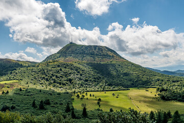 Le majestueux volcan Puy de Dôme son antenne relais au sommet et tous son flanc arboré de belles...