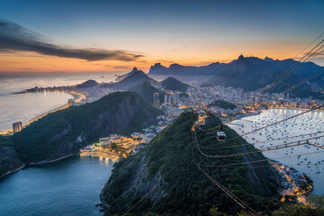 Stadtbild von Rio de Janeiro mit der berühmten Zuckerhut-Seilbahn bei Sonnenuntergang in Rio de Janeiro, Brasilien.