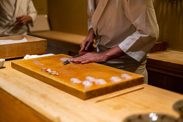  お造りを用意している板前さんの手元