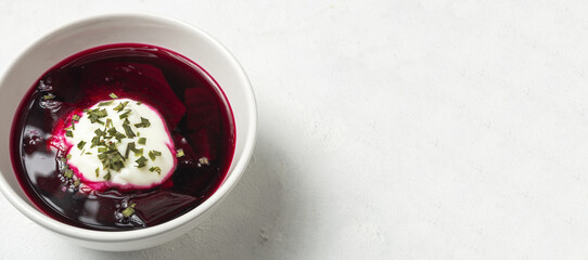 Traditional Ukrainian and Russian national red borscht soup en bol with sour cream and herbs - obrazy, fototapety, plakaty