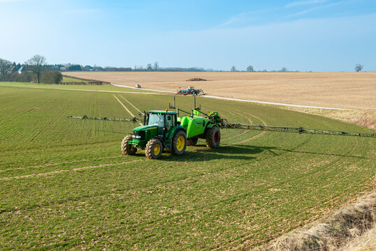 Pulv&eacute;risation engrais liquide sur un  champ de bl&eacute;