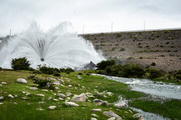 Represa hidroeléctrica en funcionamiento