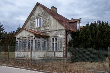 Obraz premium An old wooden white house