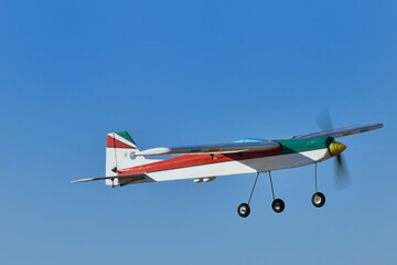 Obraz na płótnie Canvas ラジコン飛行機の離陸