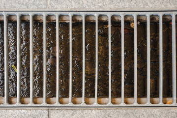Steel grating on trapped drainage gutter