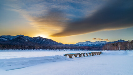 沈む太陽とタウシュベツ橋梁　冬　北海道