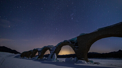 冬の糠平湖　タウシュベツ橋梁と星空　北海道の絶景