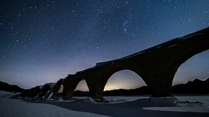 冬の北海道　絶景　タウシュベツ橋梁と星空