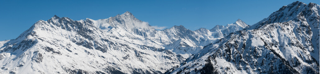 Fototapeta na wymiar Winter panorama in canton Valais and surrounding mountains in the swiss alps, view from Grimentz