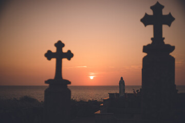 淵ノ元キリシタン墓地と海に沈む夕陽...