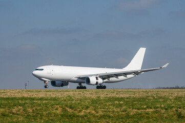 avion aviation cargo vol pilote aeroport piste voyage survol