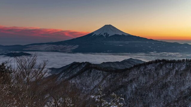 雪景色の三つ峠から夕方の富士山Timelapse