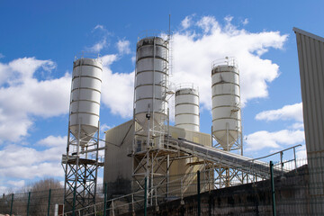 Fábrica industrial con silos sobre cielo en día.