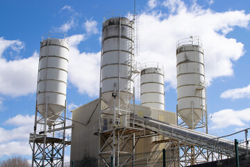 Fábrica industrial con silos sobre cielo en día.