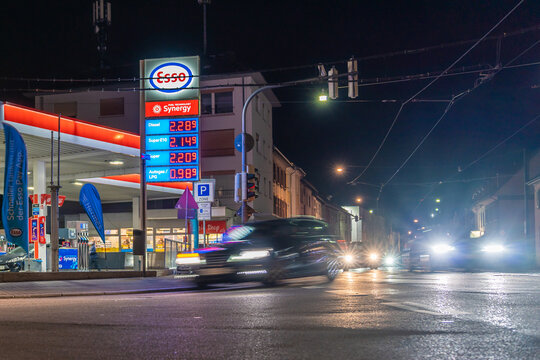 spritpreis anzeige an einer esso tankstelle bei nacht