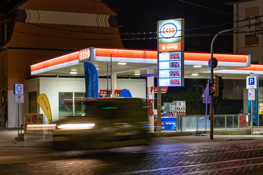 spritpreis anzeige an einer esso tankstelle bei nacht