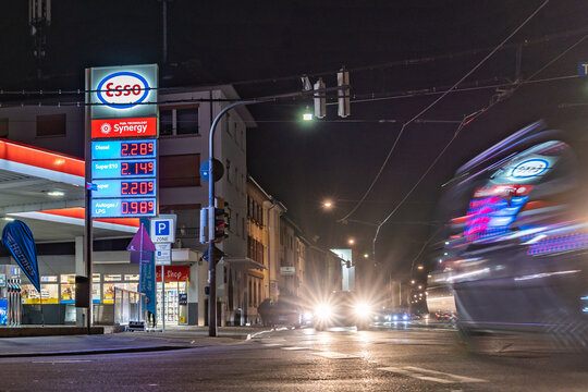 spritpreis anzeige an einer esso tankstelle bei nacht