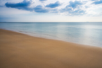 Obraz premium Beautiful sand beach with dramatic clouds in the sky - Koh Lanta Thailand