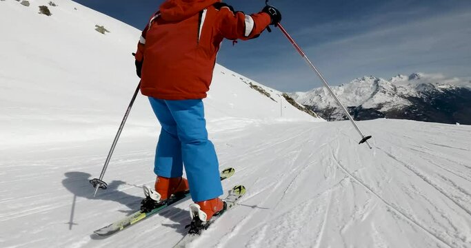 Un jeune gar&ccedil;on &agrave; ski dans une station de savoie, alpes, france - A little boy skiing in a french ski resort in the Alps, Savoie
