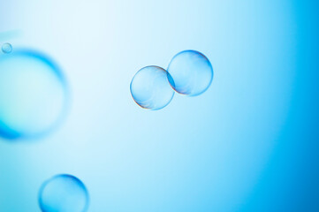 Fototapeta na wymiar Soap bubbles fly free in the air