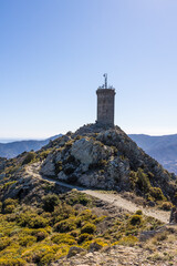Vue sur la Tour Madeloc &agrave; 650 m&egrave;tres de hauteur dans le massif des Alb&egrave;res (Occitanie, France)