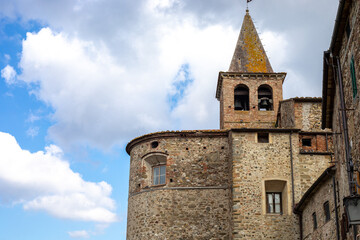 Obraz premium Anghiari, Arezzo, Tuscany, Italy - Typical medieval village with stone walls and ancient athmosphere during cloudy day.