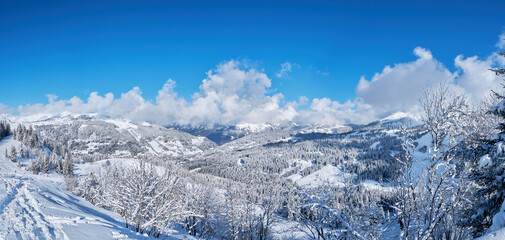 Panorama hivernal sur la station de ski des Gets en Haute-Savoie en France