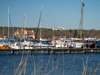 Obraz premium Yachts and boats on the lake.