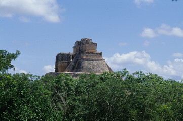 Fototapeta na wymiar Piramide Atzeca nella foresta dello Yucatan. Messico