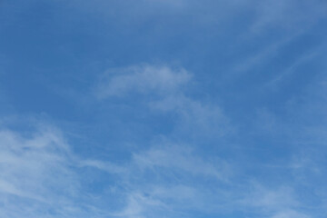Obraz premium Blue sky background. Intermittent clouds.sky backgrounds for the screensaver.